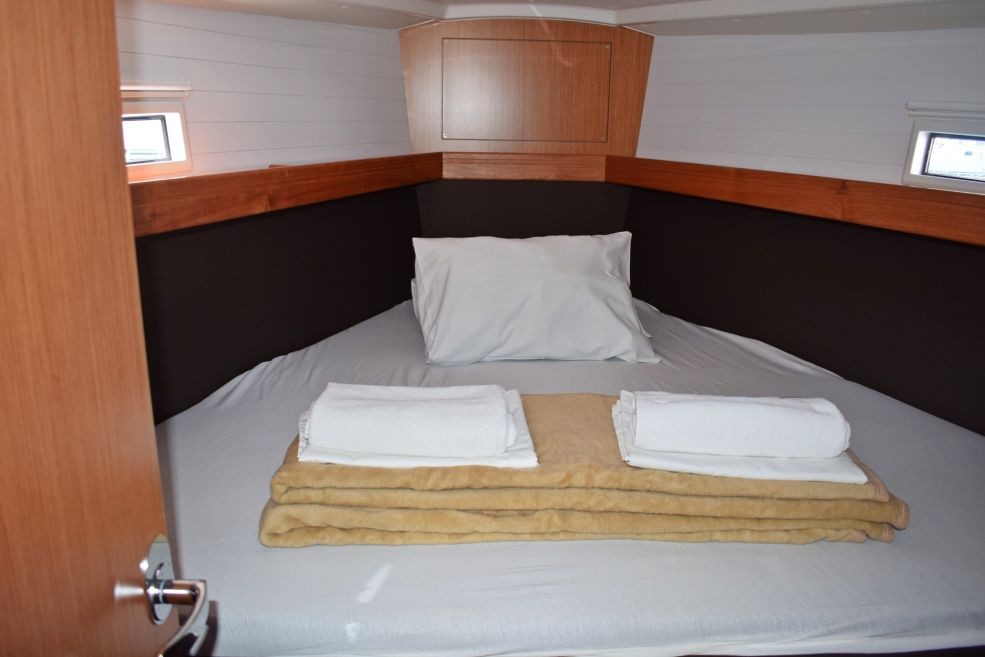Bavaria Cruiser 37 cabin