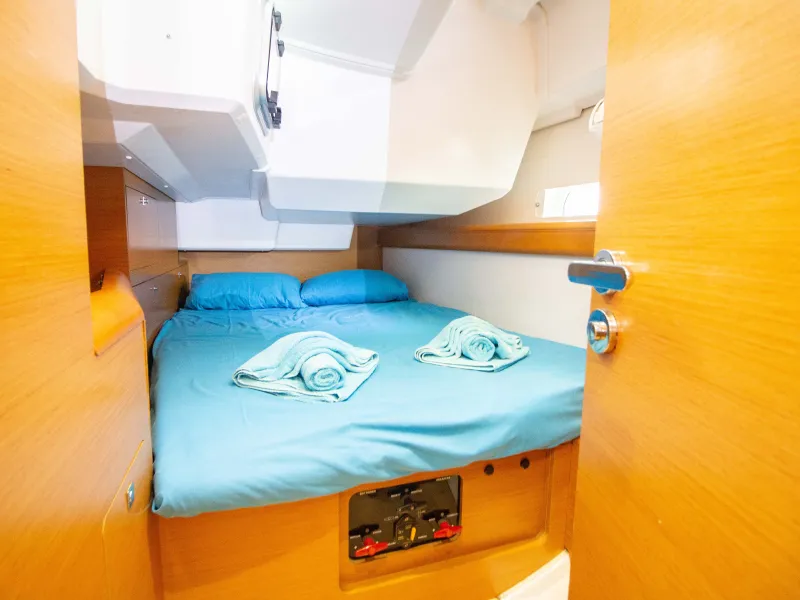 Port aft en-suite cabin aboard the milebuilder yacht Kos 469