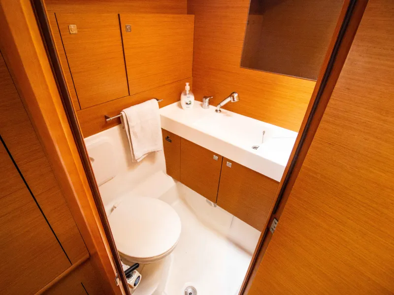 Sun Odyssey 469 Kos 469 Port Aft Heads