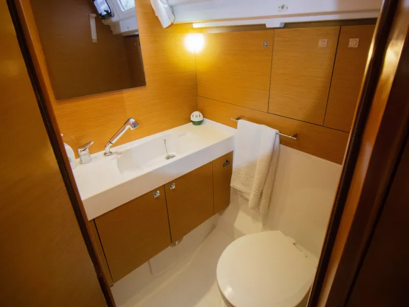Sun Odyssey 469 Kos 469 Starboard Aft Heads