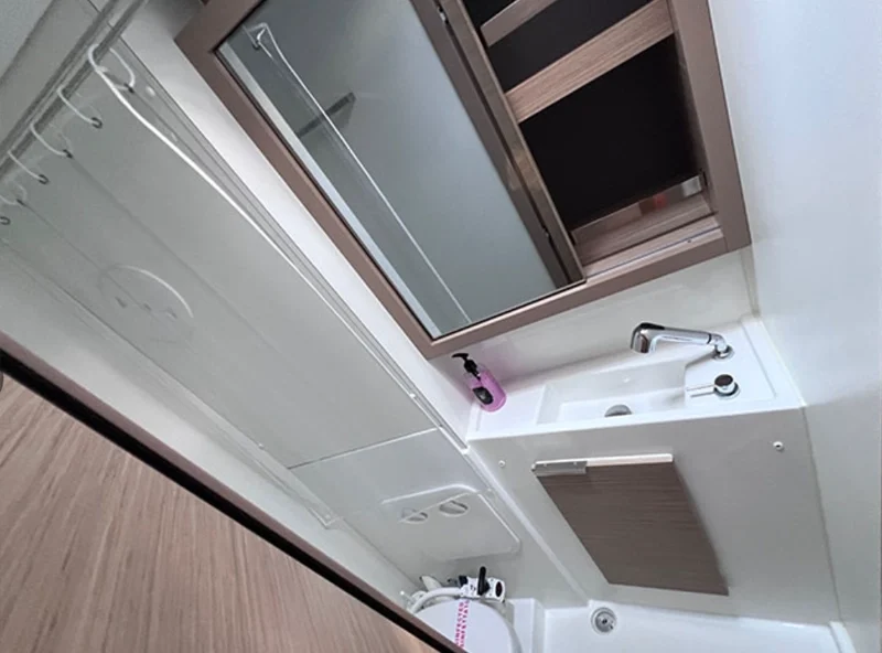 En-suite heads with shower