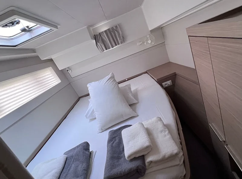 Lagoon 400 catamaran starboard aft cabin