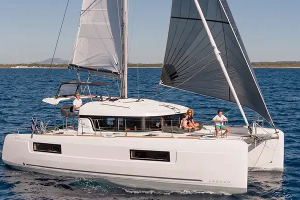 catamaran-training-lagoon-400-exterior catamaran-training-lagoon-400-exterior
