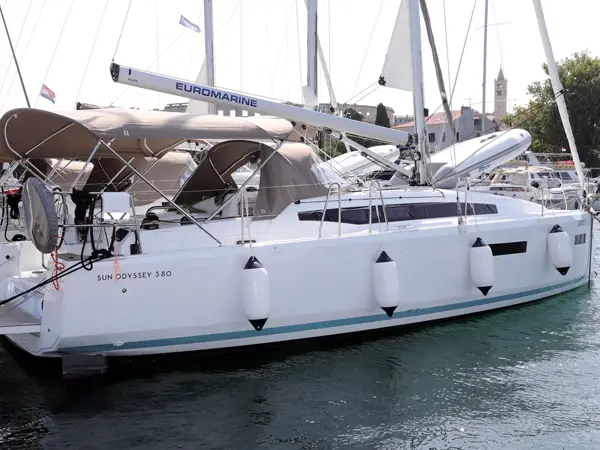Sun-Odyysey-380-Exterior