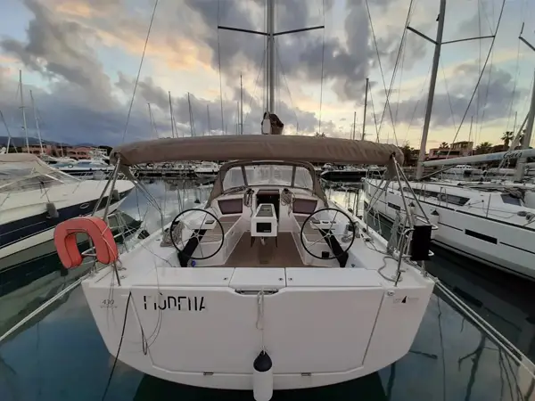 Dufour 430 Exterior