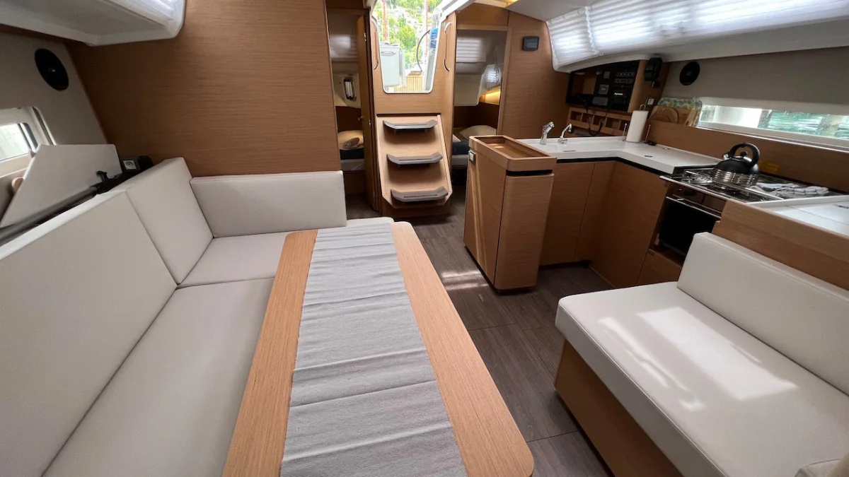 The saloon of a Sun Odyssey 410