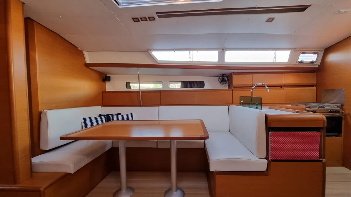 The saloon of a Sun Odyssey 449