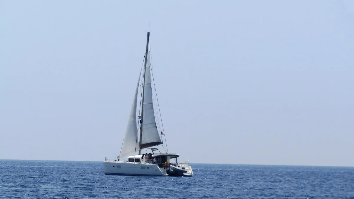 The Lagoon 400 catamaran under sail