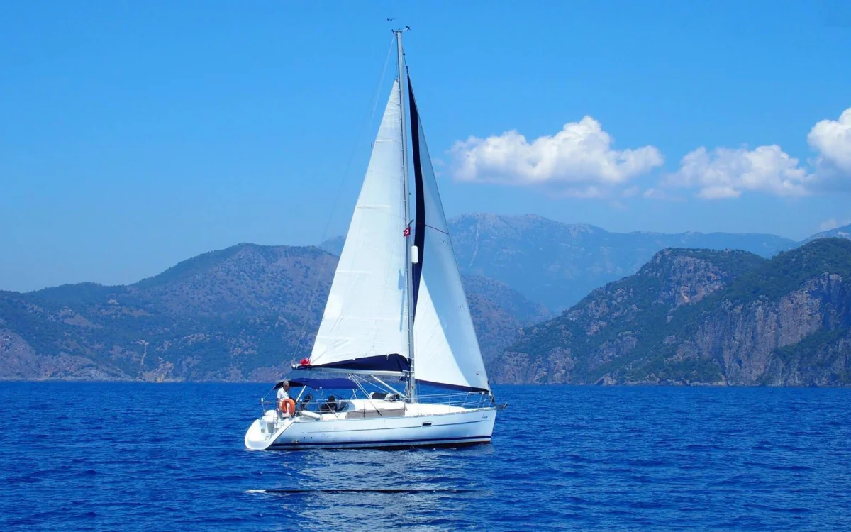 The Oceanis 323 under sail on the Seafarer Fethiye flotilla