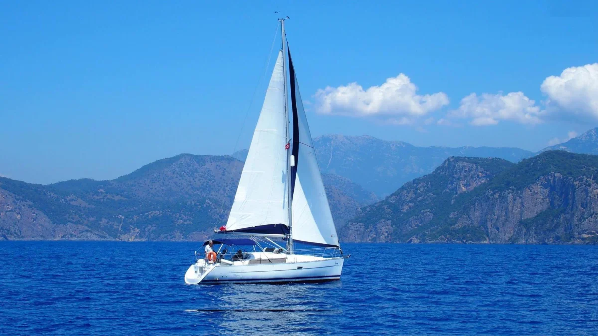 The Oceanis 323 under sail off the Turkish coast