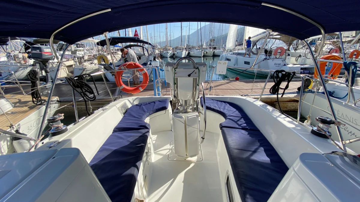 The cockpit of the Oceanis 323