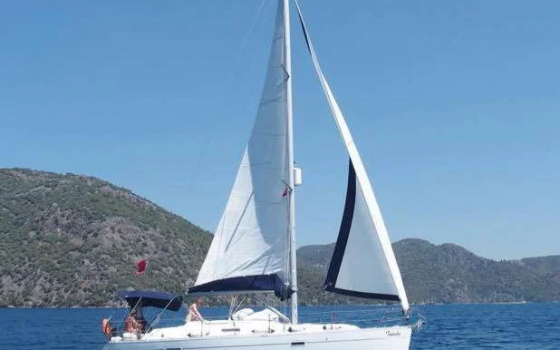 The Oceanis 343 under sail on the Seafarer Fethiye flotilla