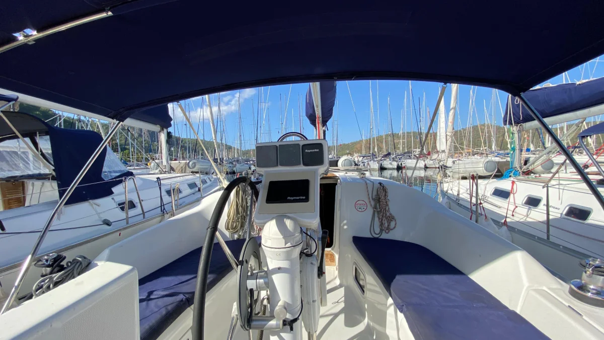 The cockpit of the Oceanis 343
