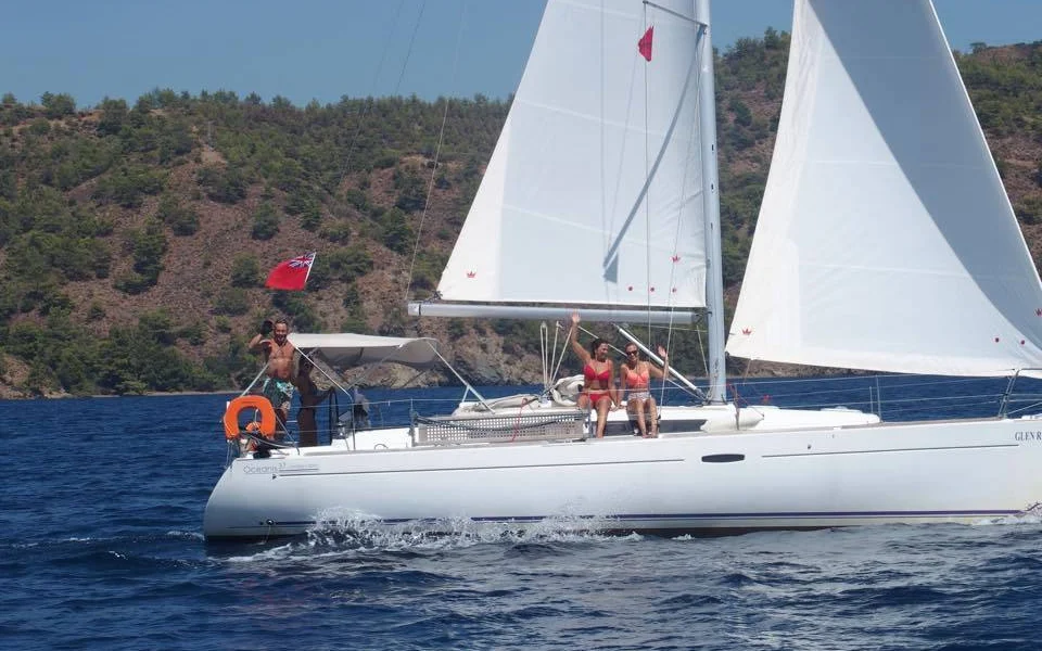 The Oceanis 37 under sail on the Seafarer Fethiye flotilla