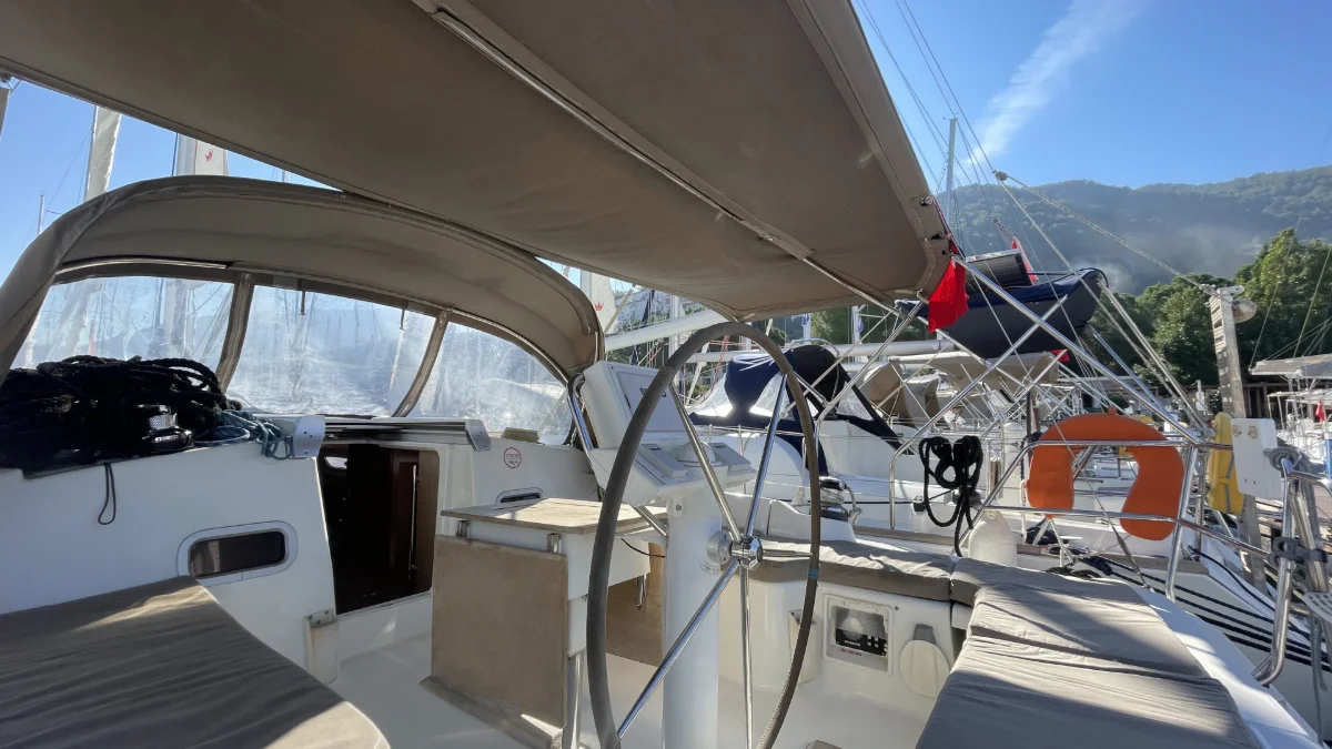 The cockpit of the Oceanis 37