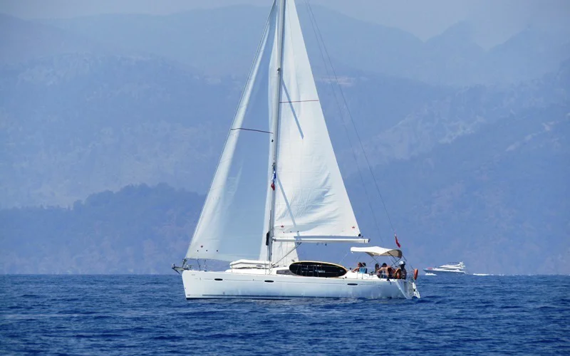 The Oceanis 43 under sail on the Seafarer Fethiye flotilla