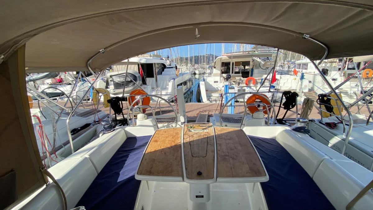 The cockpit of the Oceanis 43