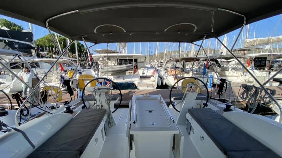 The cockpit of the Oceanis 46.1