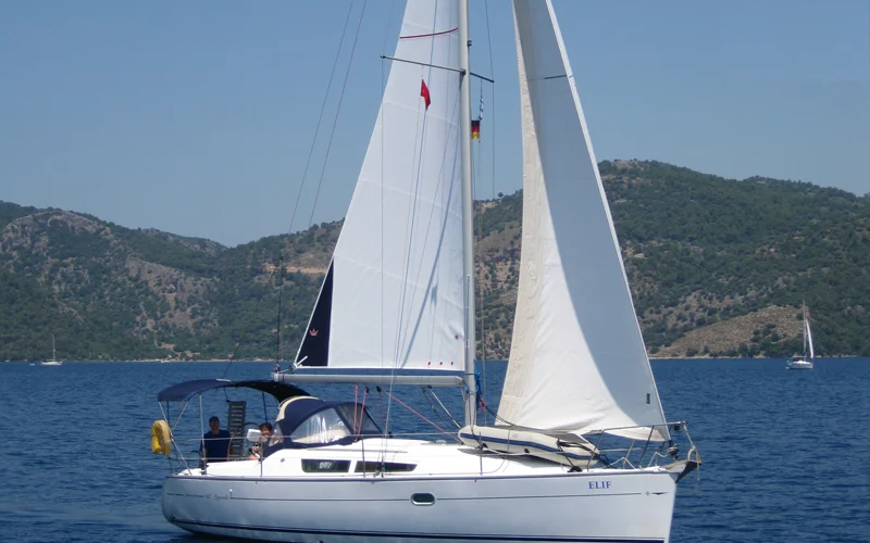 The Sun Odyssey 32i under sail on the Seafarer Fethiye flotilla