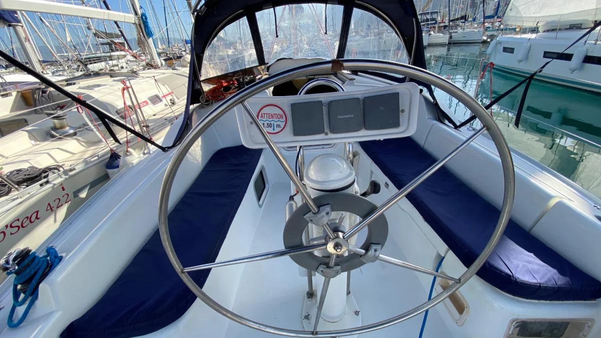 The cockpit of the Sun Odyssey 32i