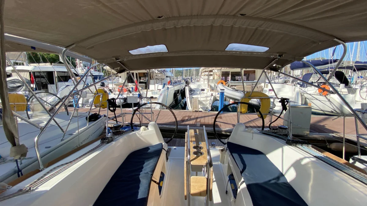 The cockpit of the Sun Odyssey 349