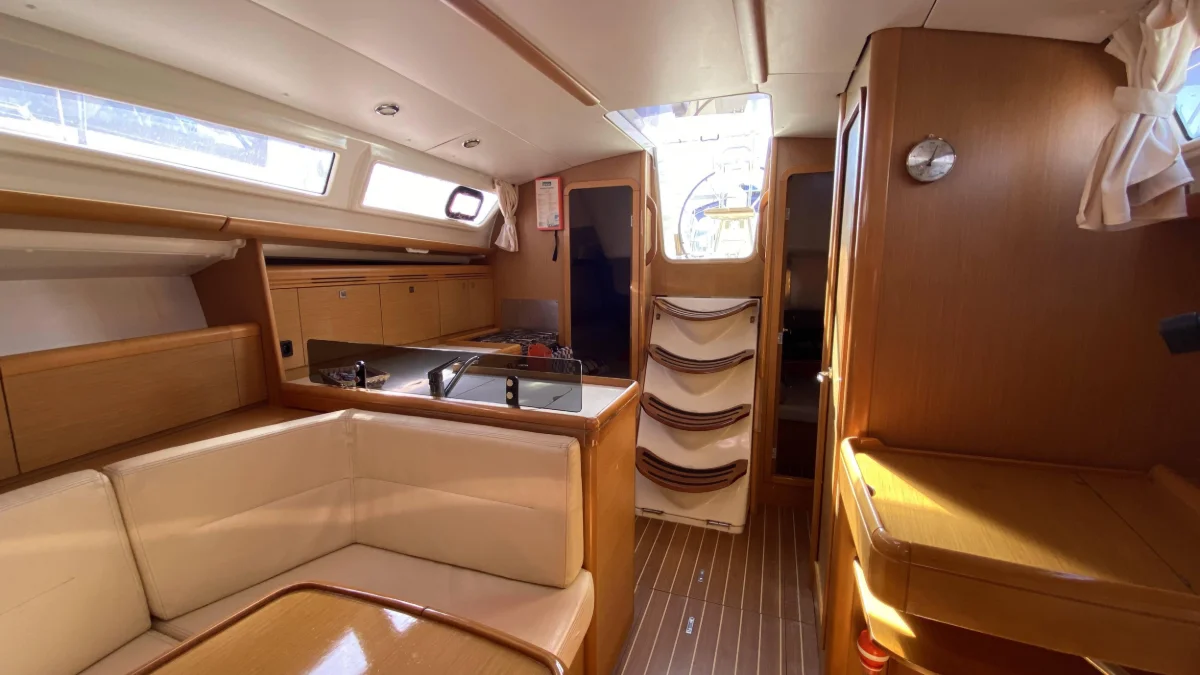 The saloon of the Sun Odyssey 36i