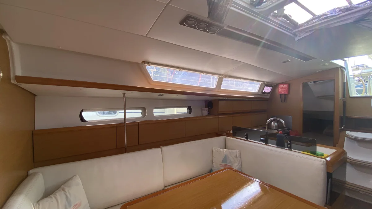 The saloon of the Sun Odyssey 409