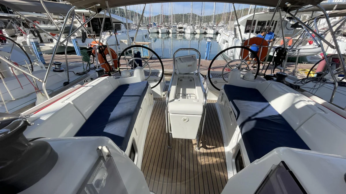 The cockpit of the Sun Odyssey 419