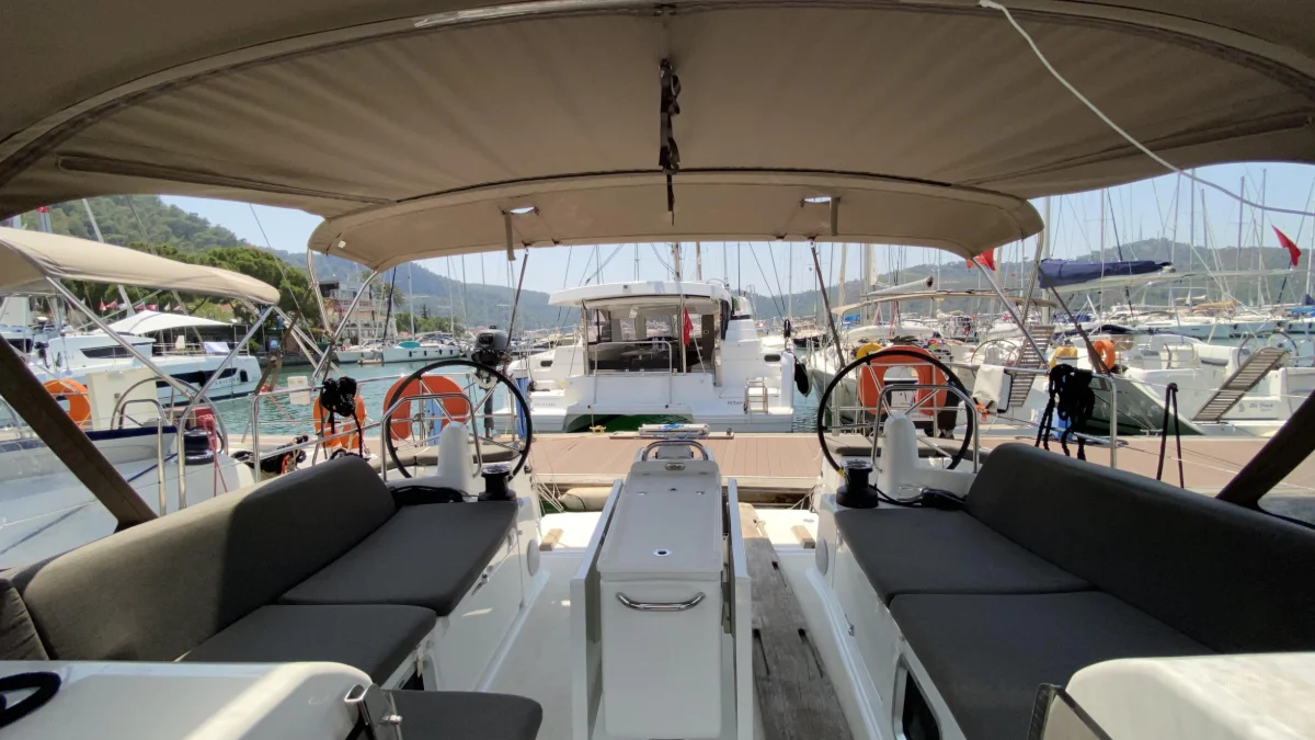 The cockpit of the Sun Odyssey 490